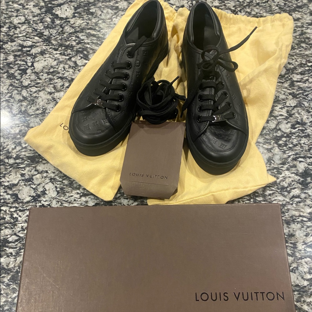 LOUIS VUITTON
Monogram Leather black Size 8